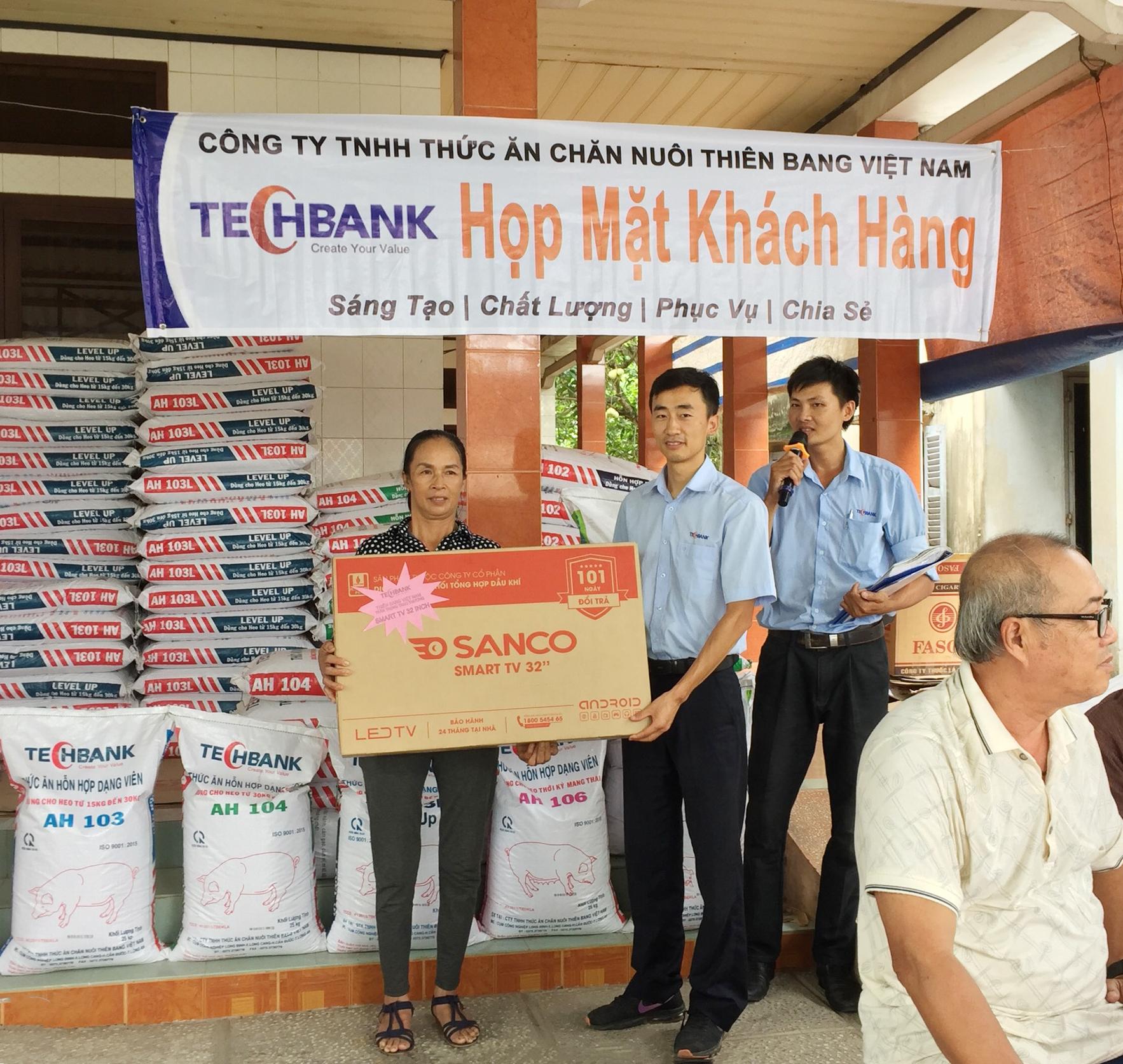 LỄ TRAO THƯỞNG SMART TV 32 INCH CHO HÔ NUÔI MAY MẮN TRÚNG THƯỞNG-HUYỆN CỦ CHI-TP.HỒ CHÍ MINH