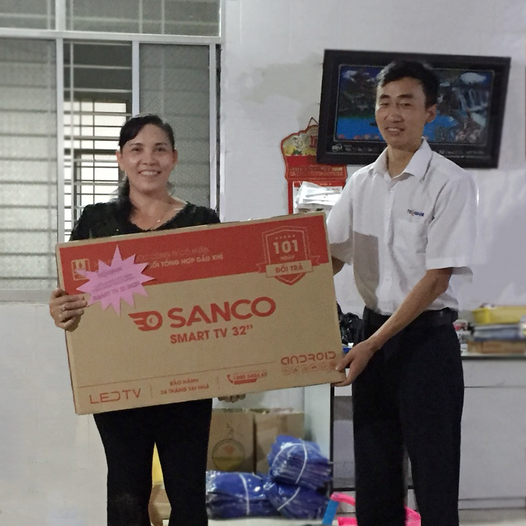 LỄ TRAO THƯỞNG SMART TV 32 INCH CHO HÔ NUÔI MAY MẮN TRÚNG THƯỞNG-HUYỆN BÌNH ĐẠI-TỈNH BẾN TRE